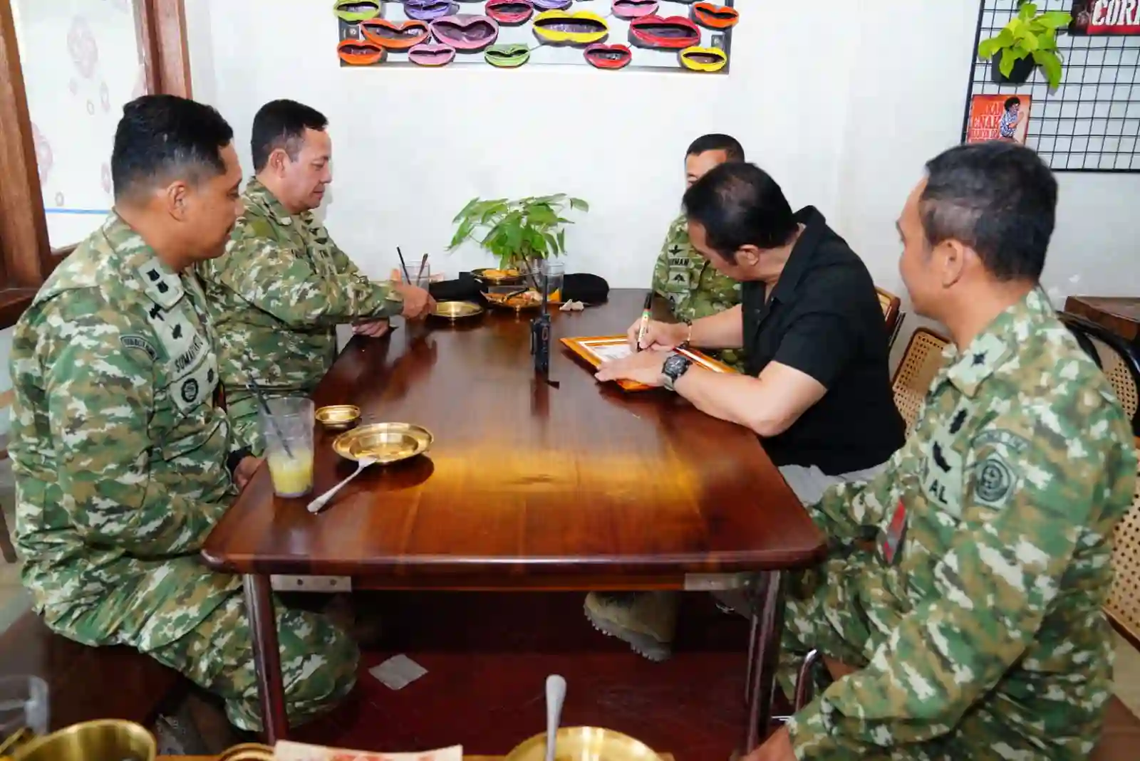 Rangkaian HUT, Wadan Kodiklat TNI Silaturahmi dengan Mantan Panglima TNI