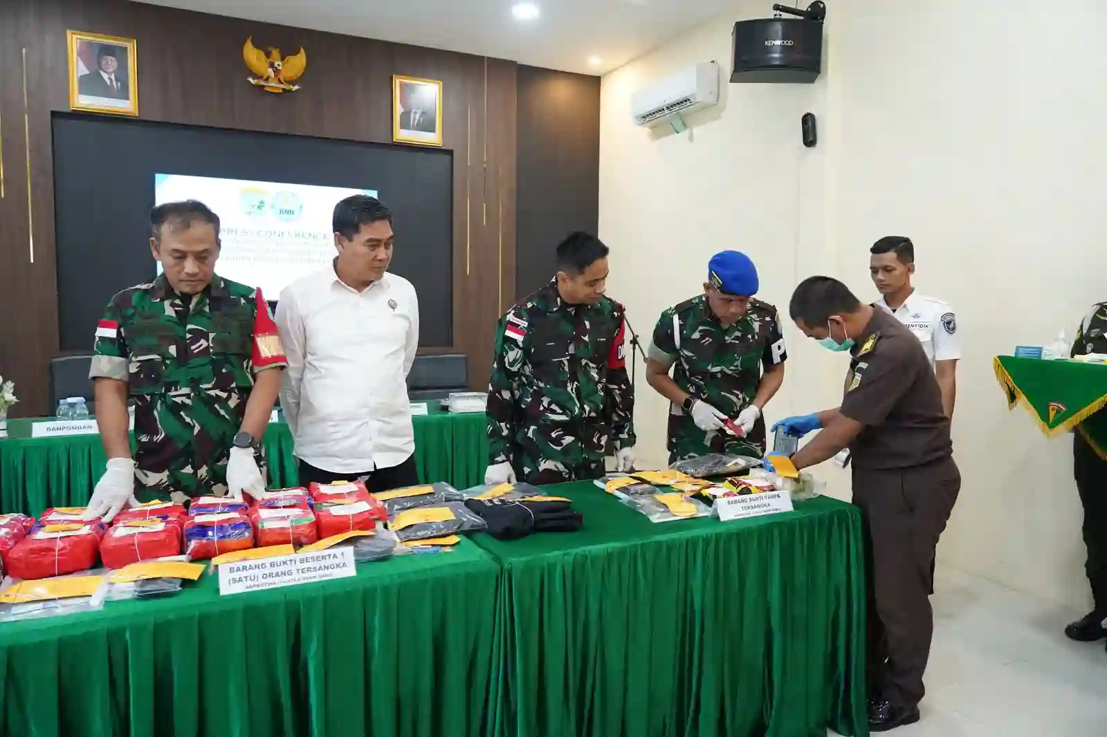 TNI Gagalkan Penyelundupan 16,4 Kilogram Sabu di Perbatasan RI-Malaysia TNI Gagalkan Penyelundupan 16,4 Kilogram Sabu di Perbatasan RI-Malaysia