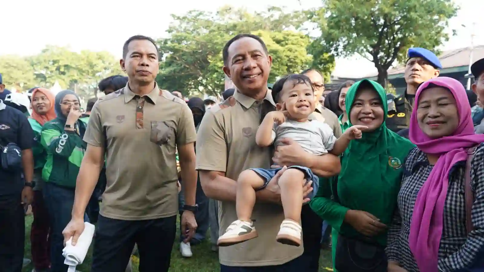 Panglima TNI Hadiri Hit & Eat Kodam Jaya, Perkuat Kebersamaan dengan Masyarakat Panglima TNI Hadiri Hit & Eat Kodam Jaya, Perkuat Kebersamaan dengan Masyarakat