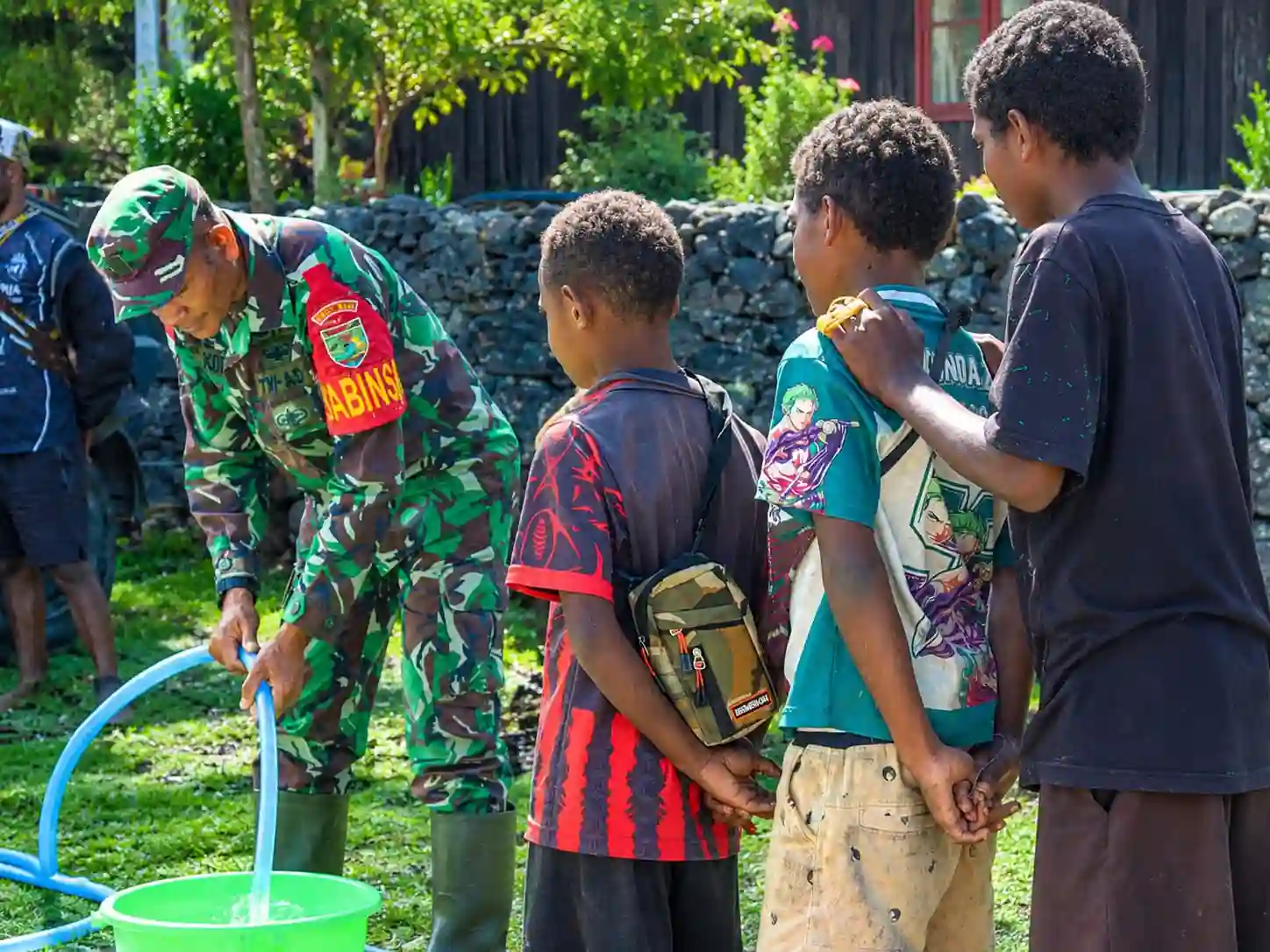 Kodim 1714/Puncak Jaya Salurkan Air Bersih, Wujud Kepedulian TNI kepada Warga Pagaleme