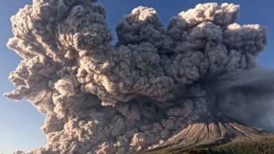 Mengamati Aktivitas Erupsi Gunung Sinabung: Lima Tahun Terakhir Mengamati Aktivitas Erupsi Gunung Sinabung: Lima Tahun Terakhir