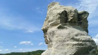 Keindahan Pantai Klayar Pacitan: Suara Seruling Samudera di Balik Tebing Karang