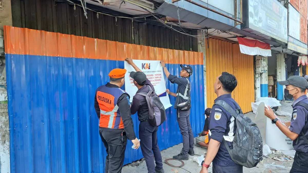 Tindakan Penertiban Aset Ruko Ilegal oleh PT KAI Daop 8 Surabaya Tindakan Penertiban Aset Ruko Ilegal oleh PT KAI Daop 8 Surabaya