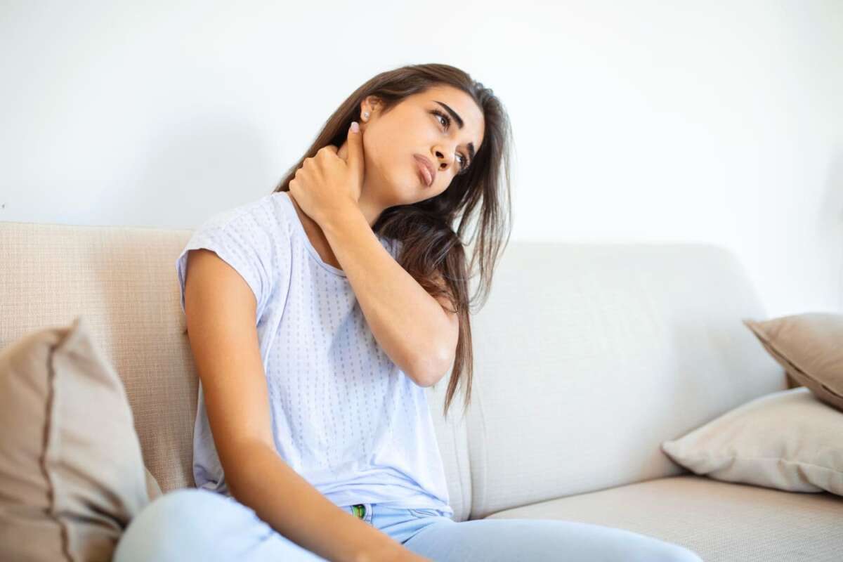 Cara Efektif Meredakan Leher Kaku Akibat Salah Posisi Tidur