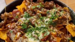 Kreasi Nachos Rumahan dengan Topping Daging dan Keju Mozzarella
