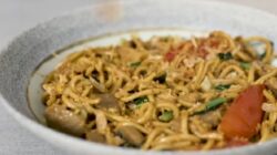Menikmati Mie Goreng Jawa di Rumah