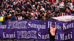 Kericuhan Suporter di Pertandingan Persik Kediri vs Dewa United