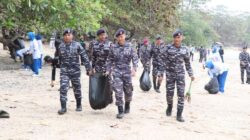 Aksi Bersih Pantai Tanjung Kasuari Dalam Rangka HUT Ke-81 TNI AL