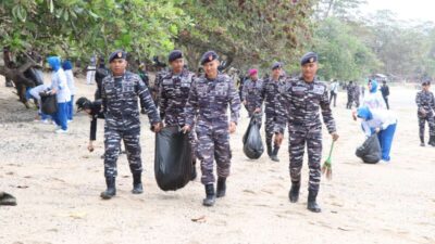 Aksi Bersih Pantai Tanjung Kasuari Dalam Rangka HUT Ke-81 TNI AL