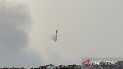 Upaya Pemadaman Kebakaran di TPA Galuga, Bogor
