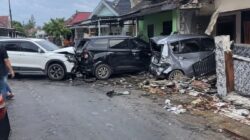 Kecelakaan Beruntun di Jalan Jamin Ginting Merusak Rumah dan Sekolah