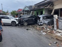 Kecelakaan Beruntun di Jalan Jamin Ginting Merusak Rumah dan Sekolah