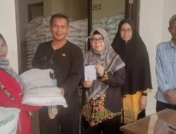 Bantuan Beras untuk Keluarga di Depok