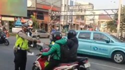 Dampak Erupsi Anak Krakatau Terasa di Depok: Pembagian Masker Gratis oleh Polsek Cinere