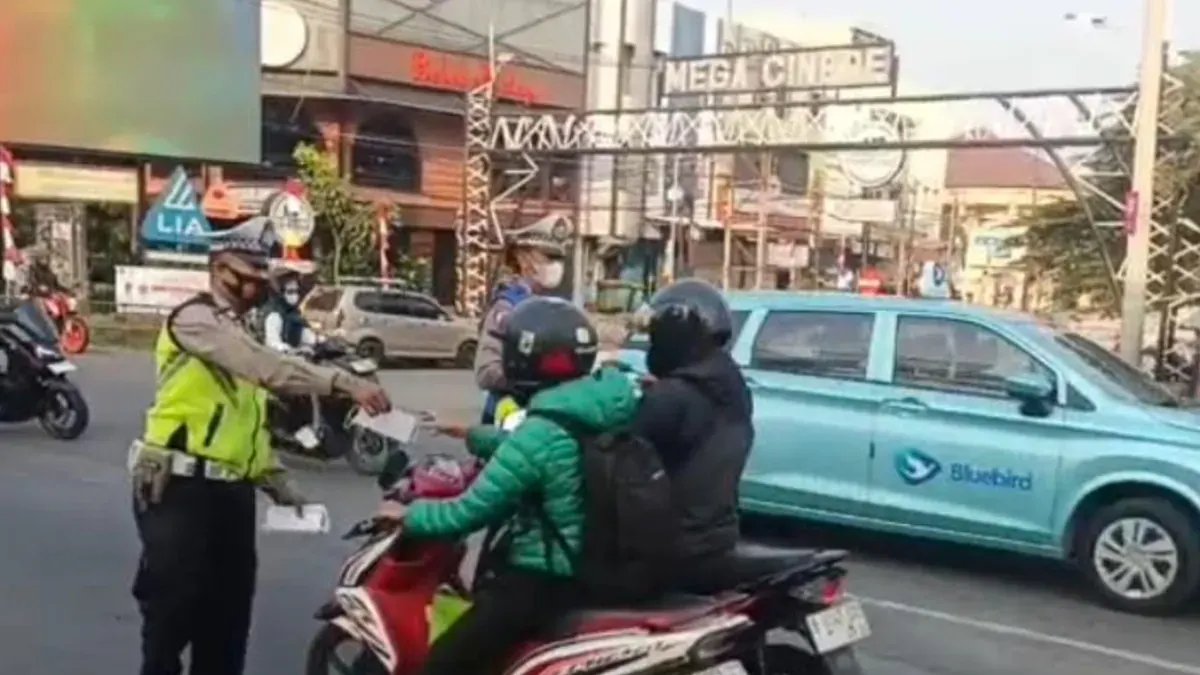 Dampak Erupsi Anak Krakatau Terasa di Depok: Pembagian Masker Gratis oleh Polsek Cinere
