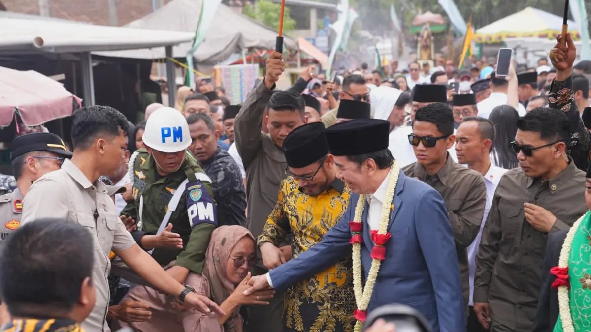 Kunjungan Jokowi di Acara Khitanan Meriah di Cirebon