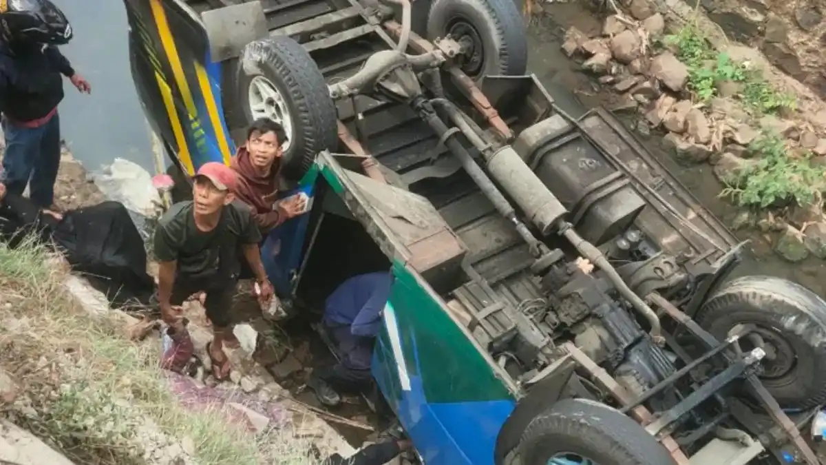 Kecelakaan Minibus di Kali Cikumpa, Depok