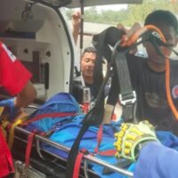 Kecelakaan Minibus di Kali Cikumpa: 13 Penumpang Dilarikan ke Rumah Sakit