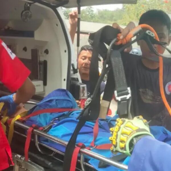 Kecelakaan Minibus di Kali Cikumpa: 13 Penumpang Dilarikan ke Rumah Sakit