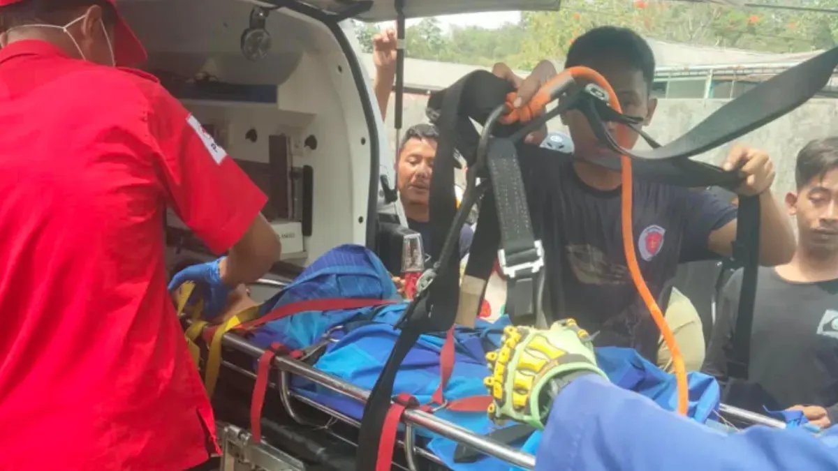 Kecelakaan Minibus di Kali Cikumpa: 13 Penumpang Dilarikan ke Rumah Sakit