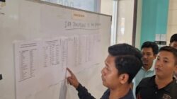 Keluarga Menanti Kabar di Pelabuhan Tanjung Perak Pasca Kecelakaan Kapal