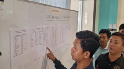 Keluarga Menanti Kabar di Pelabuhan Tanjung Perak Pasca Kecelakaan Kapal