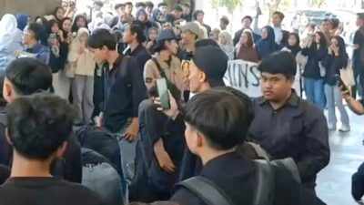 Unjuk Rasa Mahasiswa UINSA Tolak Pelantikan Rektor Baru