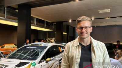 Pembalap Swedia Terpesona dengan Cita Rasa Nasi Padang