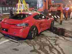 Kecelakaan Tunggal Mobil Sport di Jalan Tol Desari