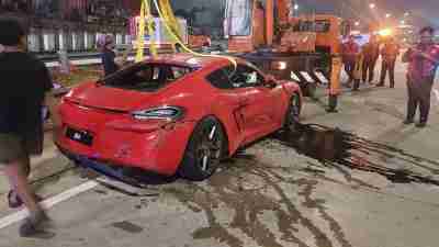 Kecelakaan Tunggal Mobil Sport di Jalan Tol Desari