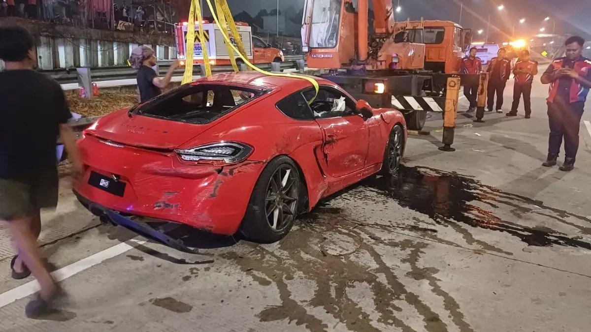 Kecelakaan Tunggal Mobil Sport di Jalan Tol Desari