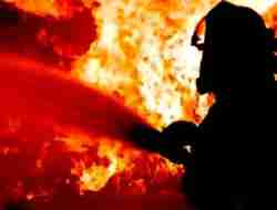 Kebakaran Bengkel Cat Mobil di Surabaya: Dugaannya Terbakar akibat Sampah