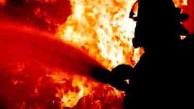 Kebakaran Bengkel Cat Mobil di Surabaya: Dugaannya Terbakar akibat Sampah