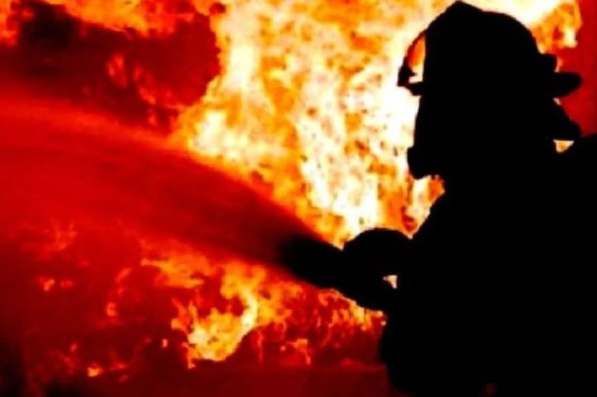 Kebakaran Bengkel Cat Mobil di Surabaya: Dugaannya Terbakar akibat Sampah