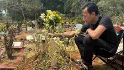 Perenungan dan Permohonan Maaf Fedi Nuril di Makam Aries Garasi
