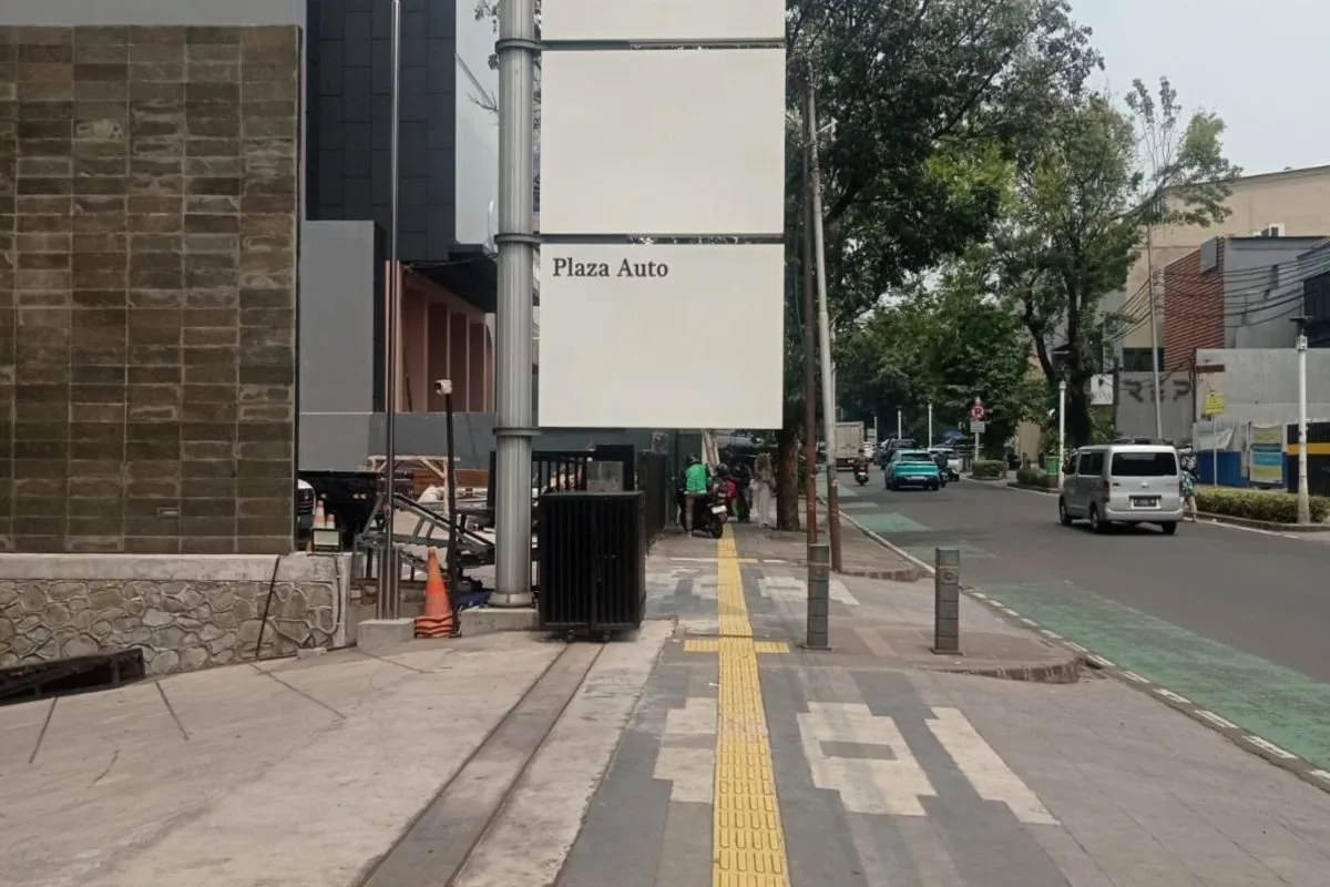 Tindak Lanjut Reklame Menghambat Pejalan Kaki di Jakarta Selatan