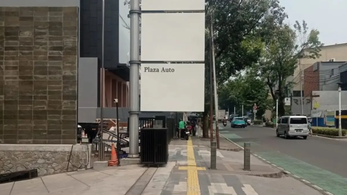 Penertiban Reklame Mengganggu Pejalan Kaki di Senopati