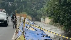 Sorotan terhadap Kerusakan Trotoar Taman Secawan di Depok Sorotan terhadap Kerusakan Trotoar Taman Secawan di Depok