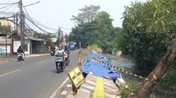 Kerusakan Trotoar Taman Secawan Depok Belum Mendapat Perbaikan