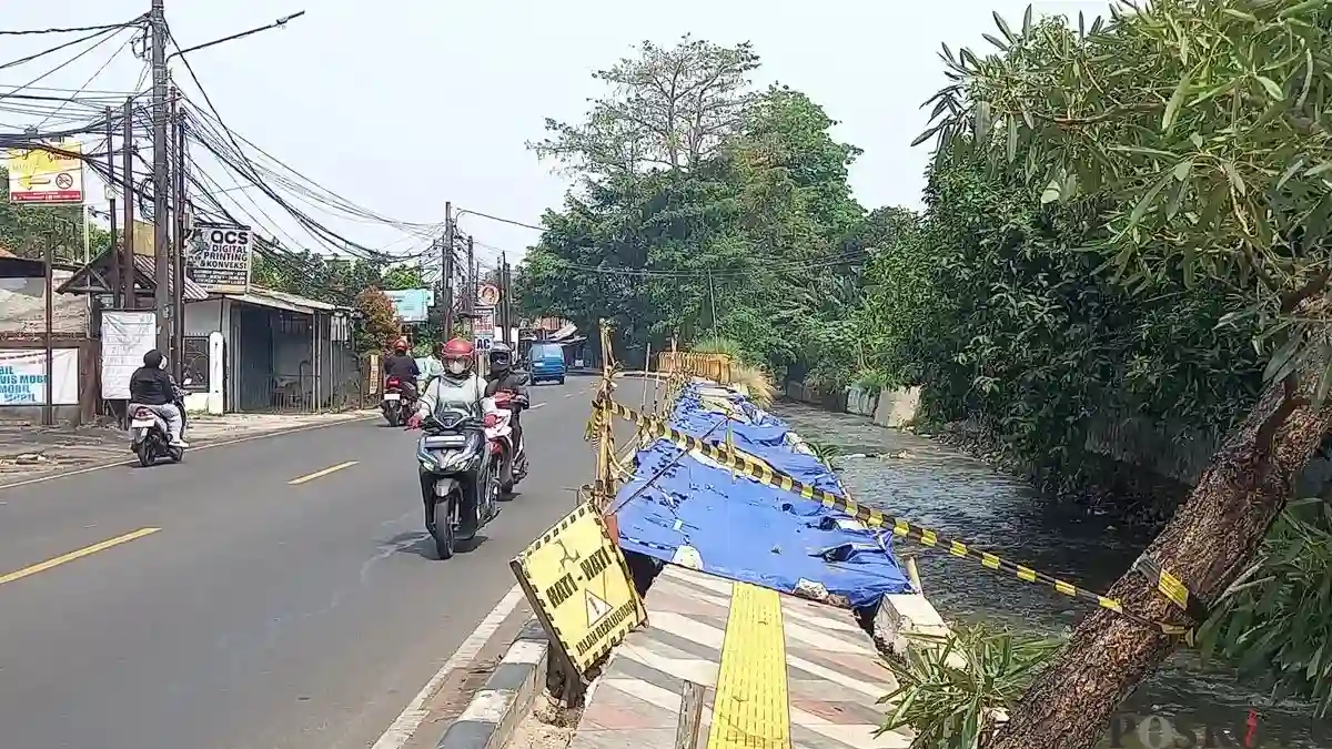 Kerusakan Trotoar Taman Secawan Depok Belum Mendapat Perbaikan