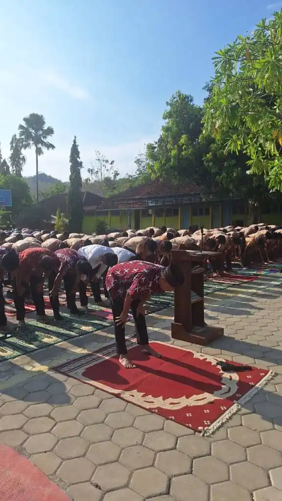 Ikhtiar Siswa dan Guru SMPN 2 Giritontro Menghadapi Kekeringan di Wonogiri