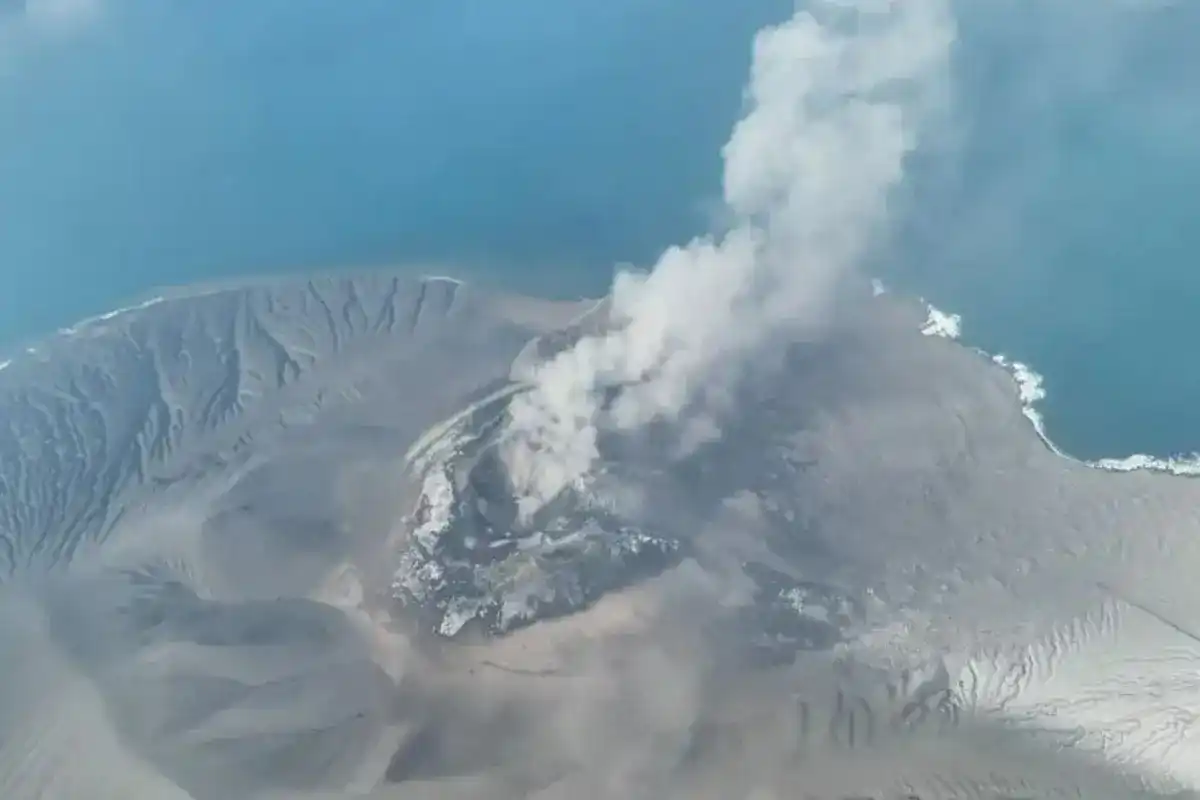 Erupsi Anak Krakatau Hasilkan Kolom Abu 250 Meter, Status Waspada Berlaku