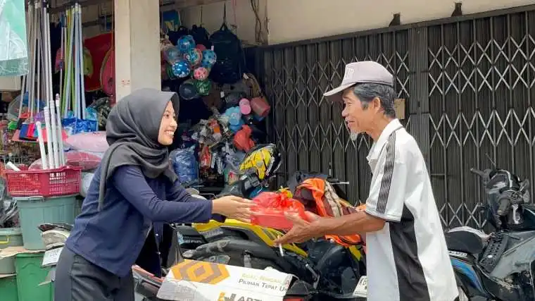 PGMI Unissas Salurkan Nasi Box untuk Buruh dan Juru Parkir di Pasar Sambas