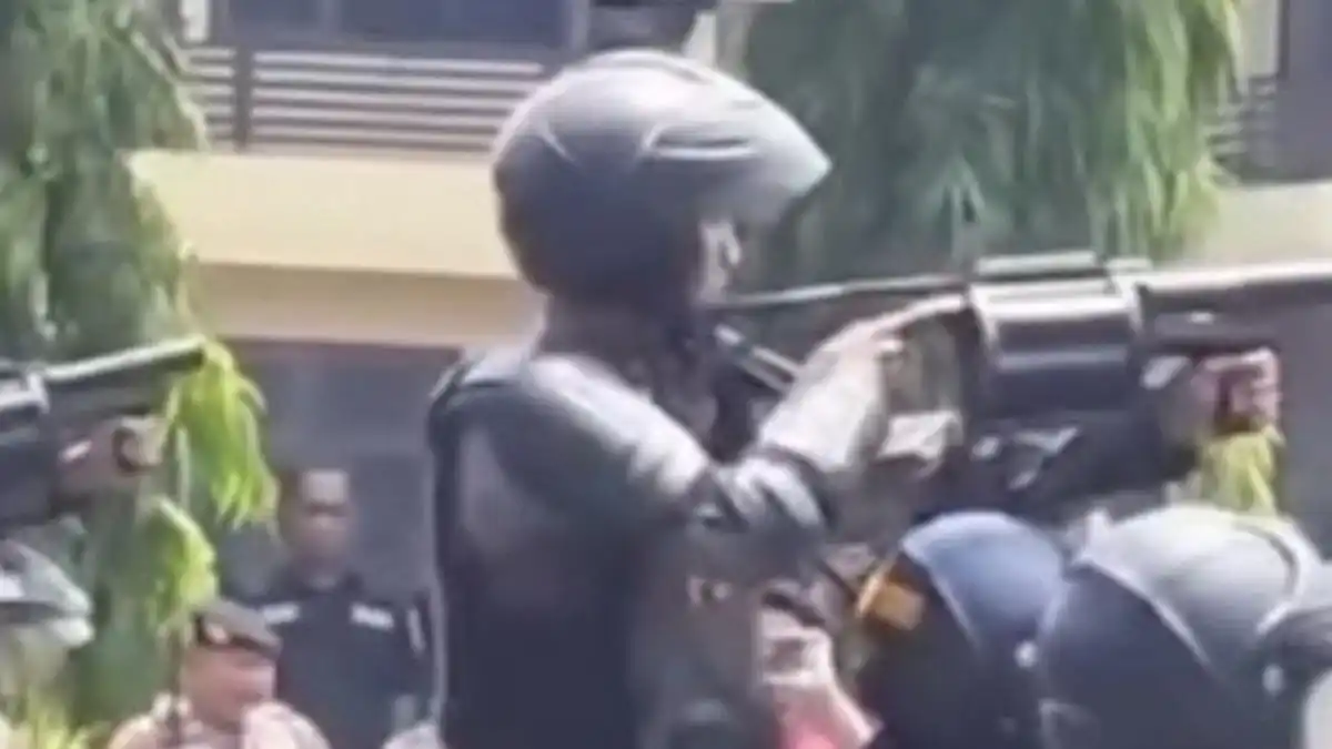 Polisi Gelar Simulasi Demo Dekat Sekolah, Gas Air Mata Masuk Kelas Bikin Siswa Sesak Napas