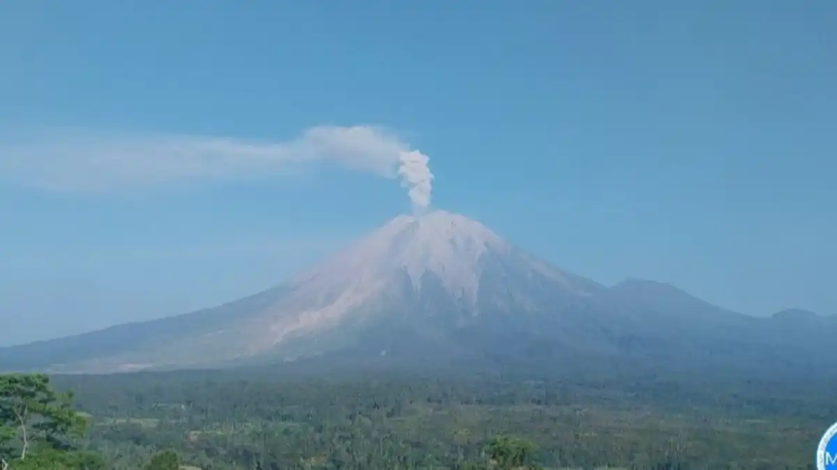 Gunung Semeru Tiga Kali Erupsi pada Senin Pagi, Abu Vulkanik Mencapai 900 Meter