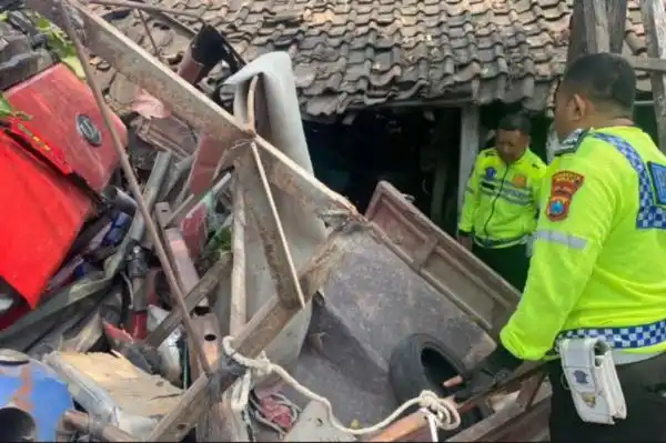 Truk Boks Hantam Dua Kendaraan dan Tiga Rumah di Jalur Pantura Tuban