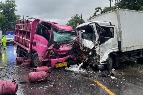 Tabrakan Dua Truk di Kubu Raya, Satu Pengemudi Meninggal dan Dua Orang Terluka