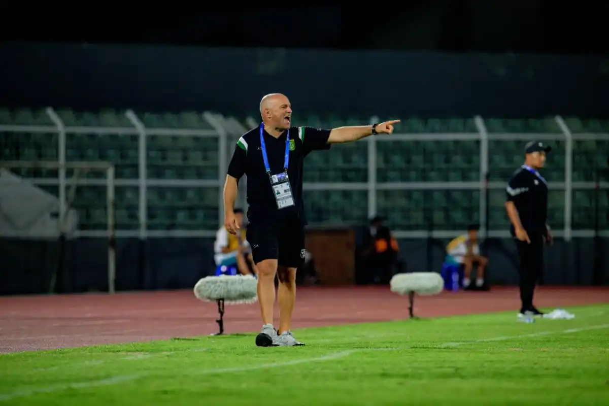 Persebaya Siapkan Perbaikan Jarak Antarlini Sebelum Menjamu PSS Sleman