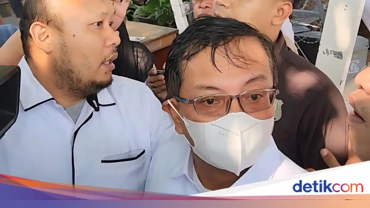 Rustian Tinggalkan Gedung KPK Setelah Diperiksa dalam OTT Terkait Dana Kebencanaan