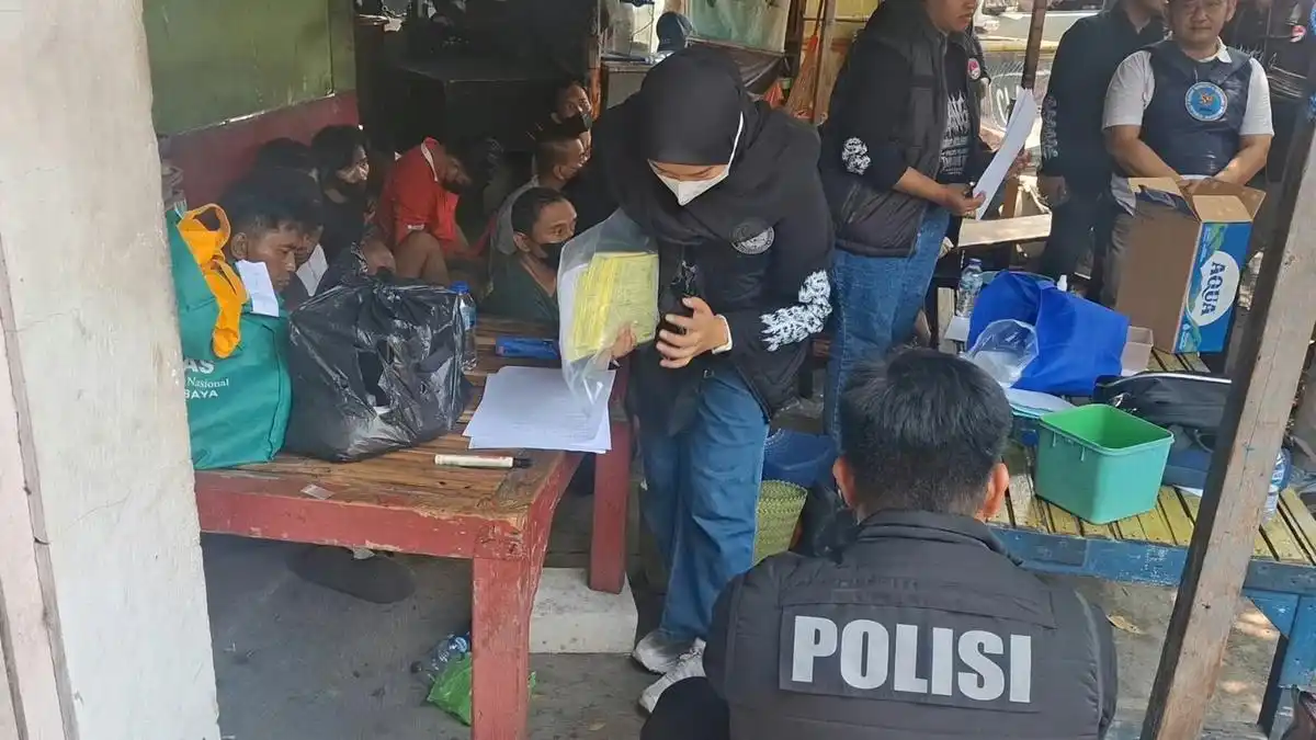 Polda Jatim Amankan 19 Pria dalam Penindakan Narkotika di Jalan Kunti